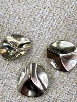 ✨ Premium Gold Metal Düğme – Modern Dalga Desenli 32MM 3 ADET