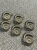 ✨ Premium Gold Metal Düğme – Spiral Deniz Kabuğu Desenli 23 MM 6 ADET
