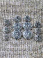 Gümüş Armalı Metal Düğme Seti – Klasik & Şık Tasarım 4 büyük(20mm)-8 küçük(15mm)